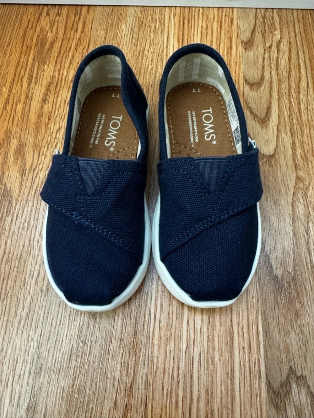 TOMS Classic Slip-On Canvas Shoes in Navy- 7T